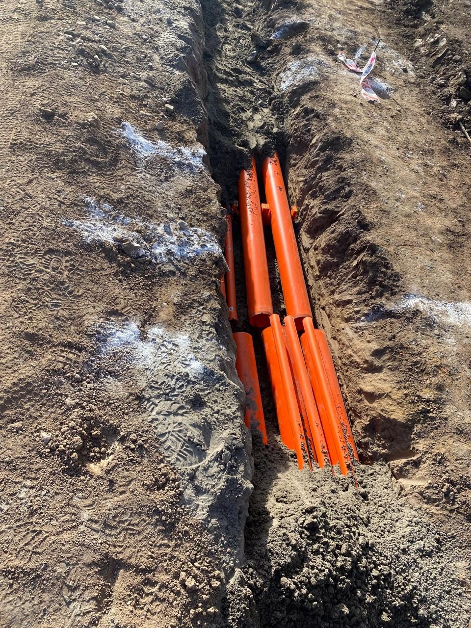 Banco de ductos y canalización eléctrica en terreno